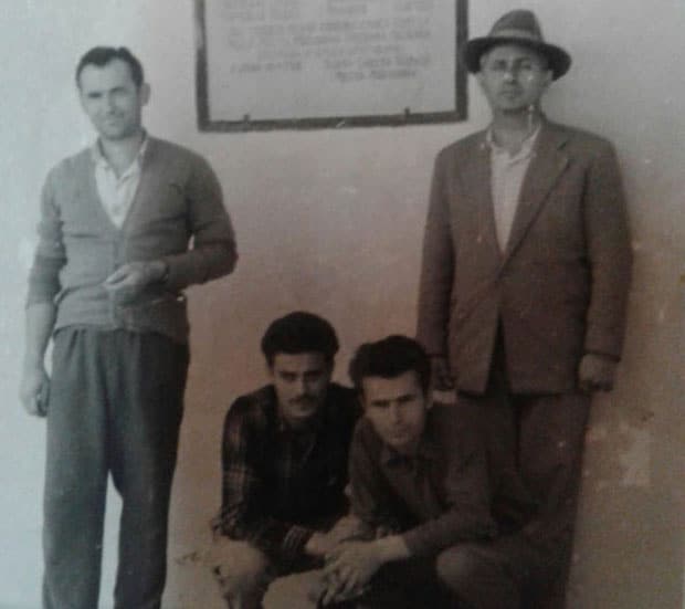 Gavrilo Vinčić (prvi sleva) ispred spomen-ploče nastradalim Romima Familić, 1952. godine 