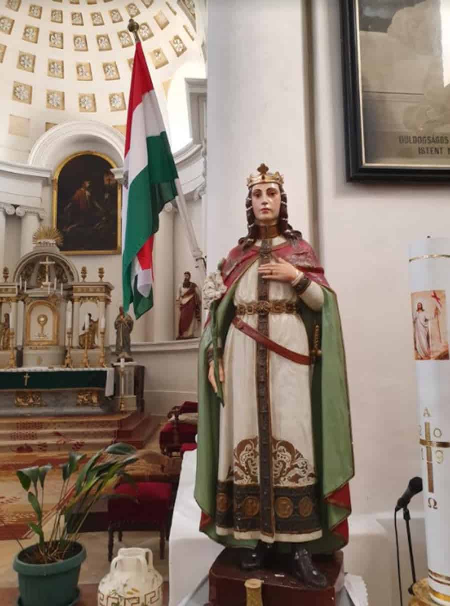 Zadužbina braće Karačonji: Unutrašnjost katoličke crkve u Novom Miloševu