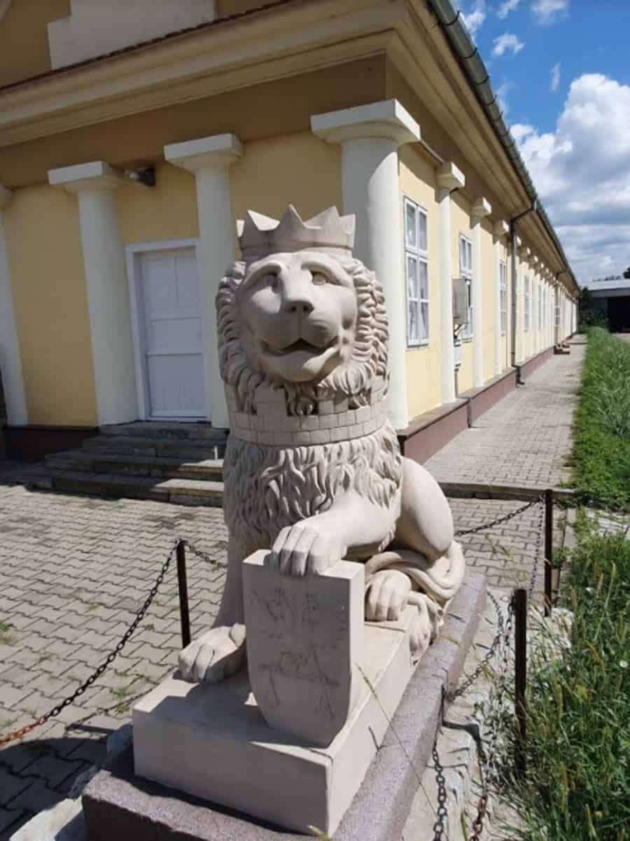 Kameni lav sa ulaza u drugi, srušeni dvorac, danas u dvorištu Muzeja Kotarka