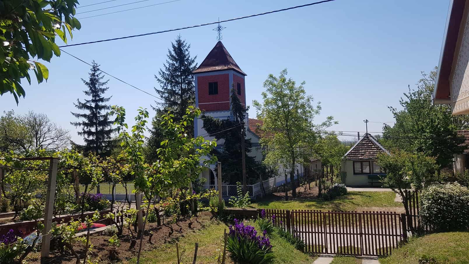 Oaza: Pogled iz Etno-kuće na Evangeličku crkvu u Starom Slankamenu