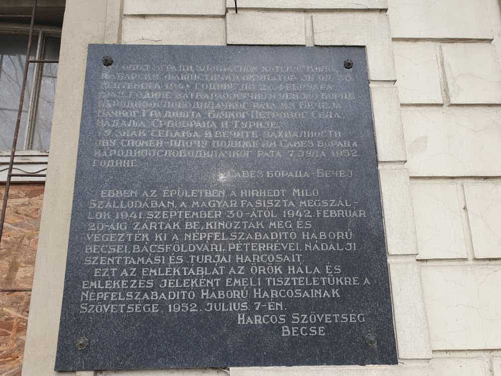 U SPOMEN ŽRTAVAMA: Tabla na zatvorenom Muzeju revolucije, nekadašnjem hotelu "Milo"