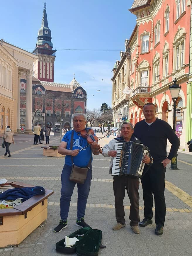 Bećarac u doba korone: Muzičari iz Novog Sada na subotičkom Korzou