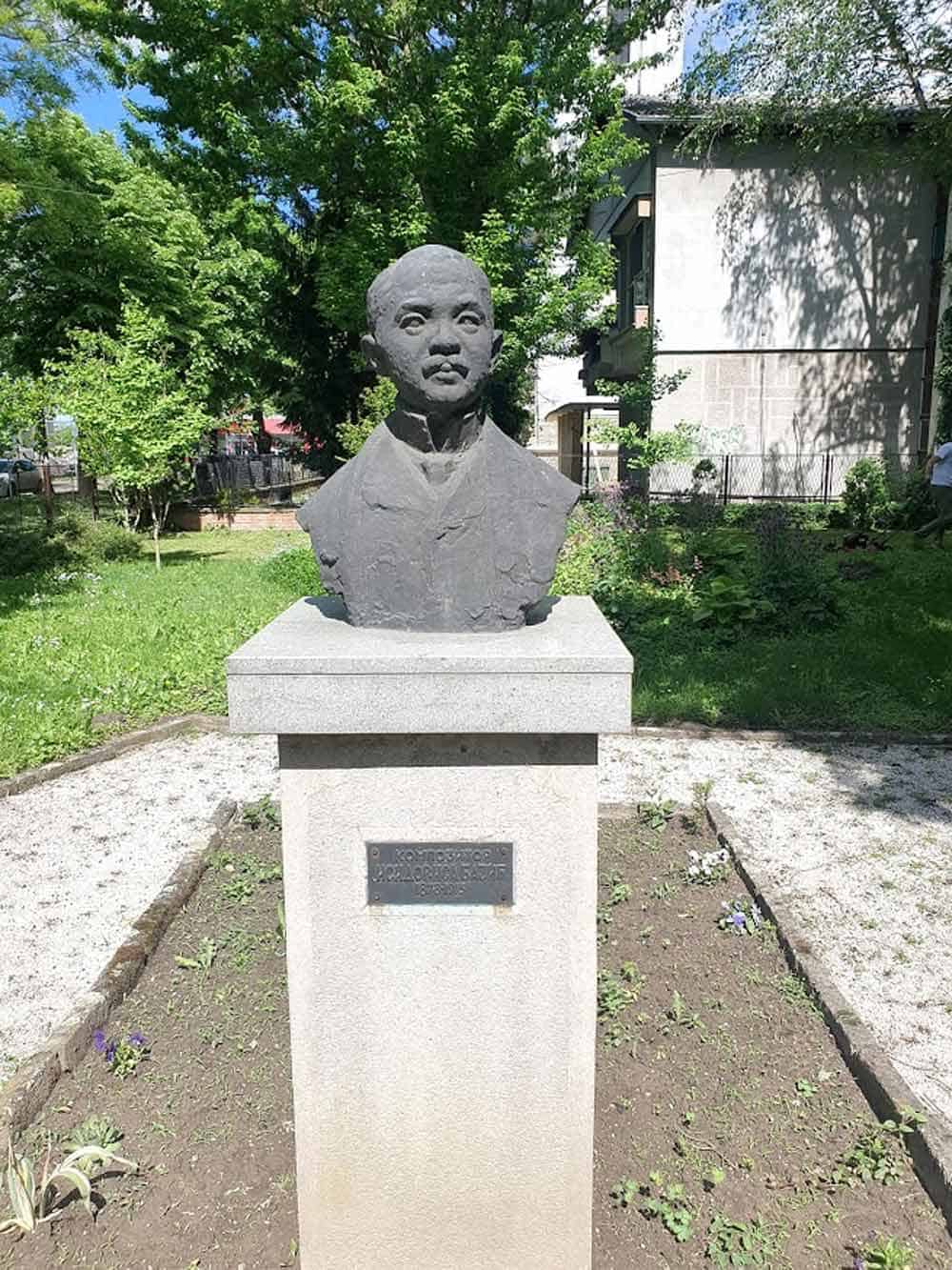 U DVORIŠTU ŠKOLE: Spomenik Isidoru Bajiću