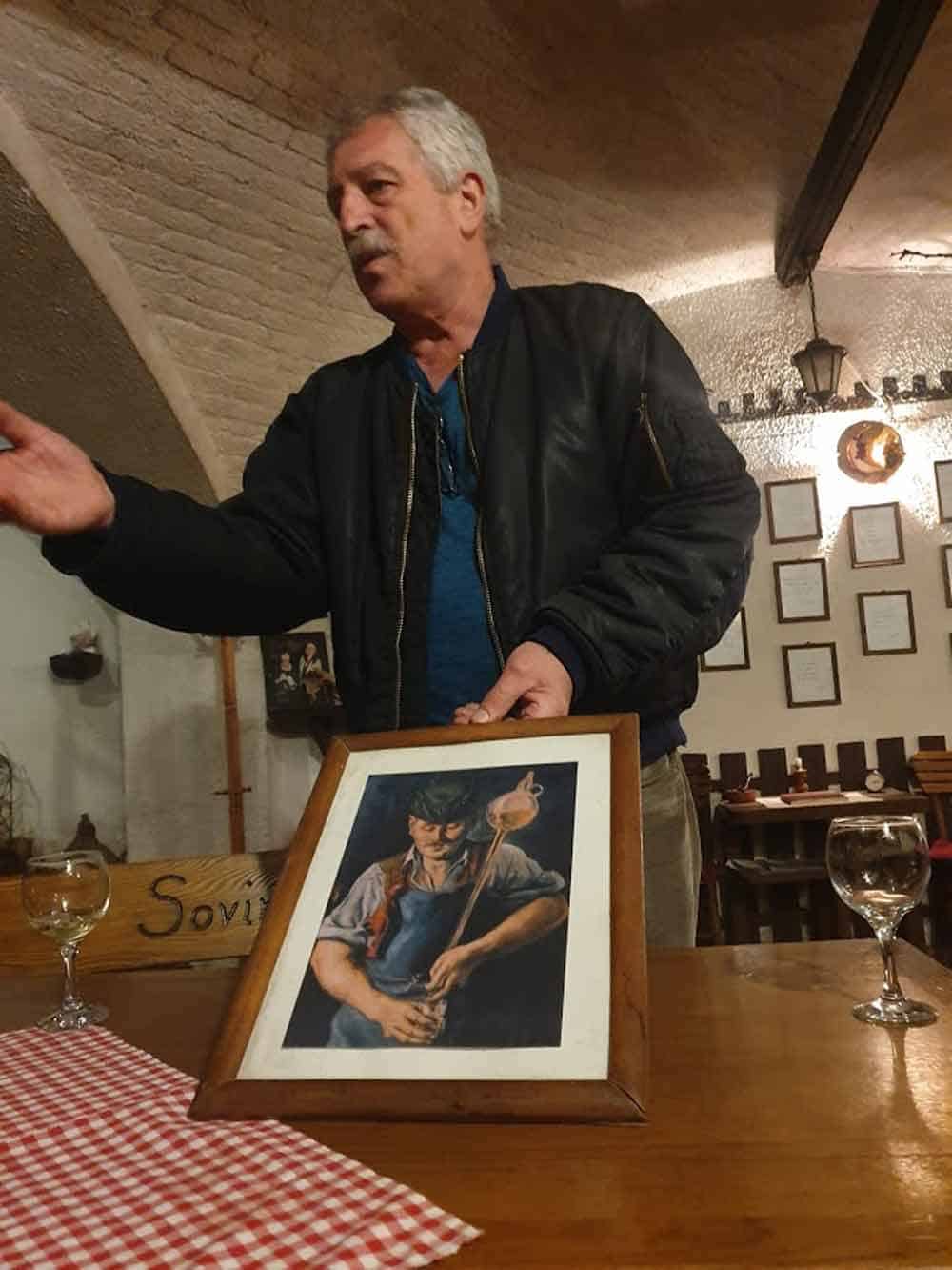 VEKOVNA TRADICIJA VINARSTVA: Nikola Cuculj u svom podrumu pokazuje kako su nekad morali da izgledaju radnici u vinarijama