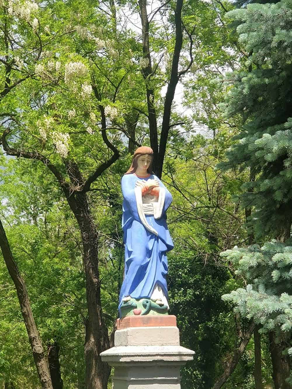 ZAŠTITNICA GRADA: Kip Bogorodice u proti crkve