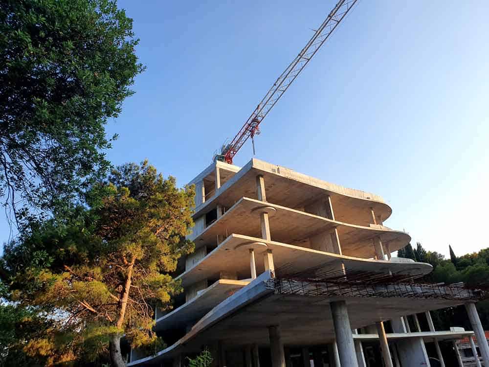 SPORNI OBJEKAT: Gradilište hotela "Kraljičina plaža" u sred Miločerskog parka