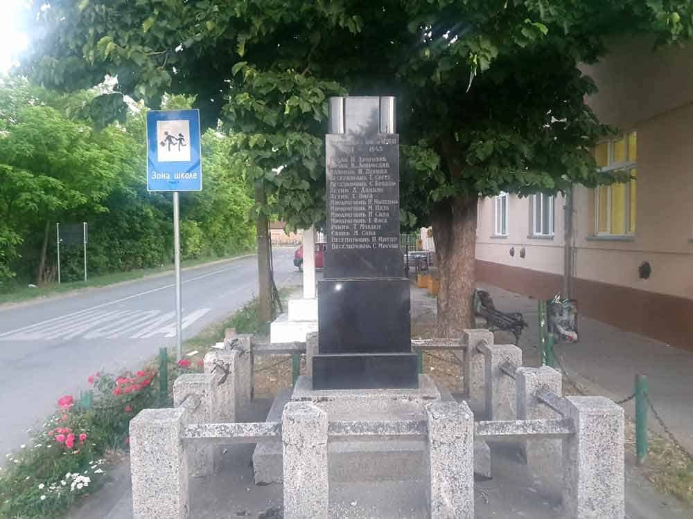 POGINULIMA U NOB: Spomenik u centru Čeneja