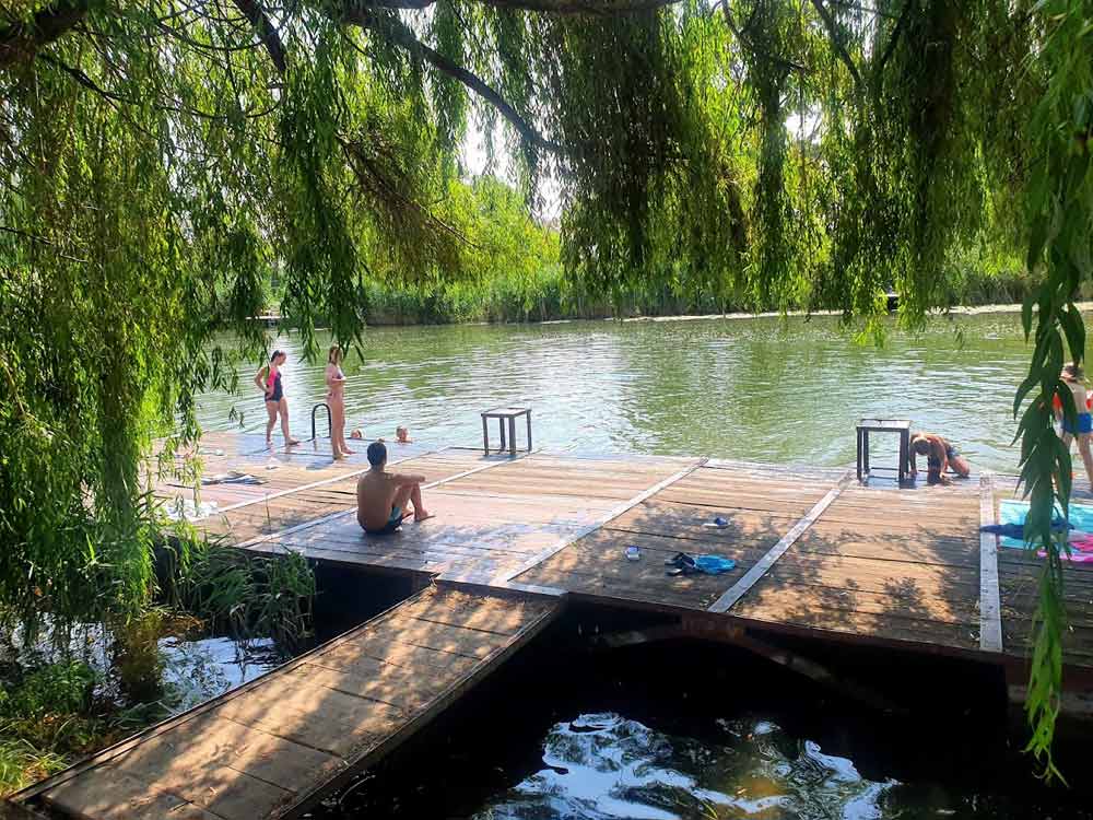 KAO DA JE SLIKAO ŽORŽ SERA: Kupanje na Bajskom kanalu u Bezdanu