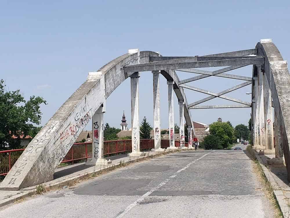 TRI TORNJA: Most na ulazu u Srpski Miletić