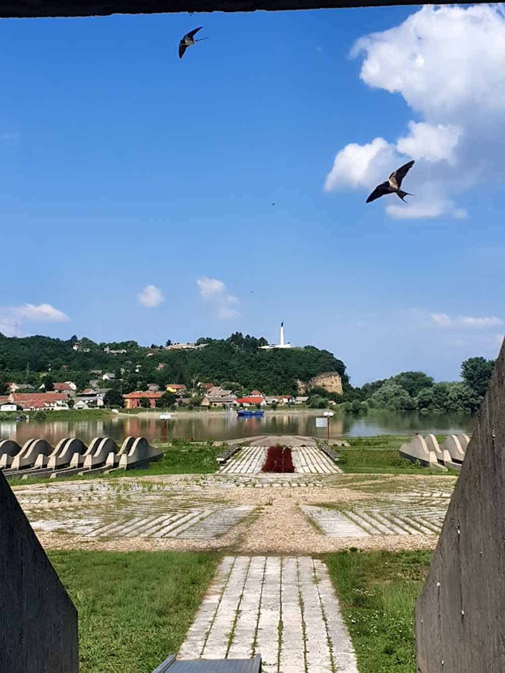 OBNOVLJEN 2017: Pogled iz Muzeja Batinske bitke na spomenik na drugoj strani Dunava