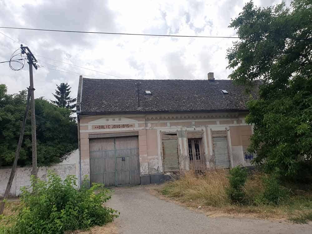 NAPUŠTENA: Nemačka kuća u Bačkom Brestovcu na koju je 1945. novi vlasnik napisao svoje ime