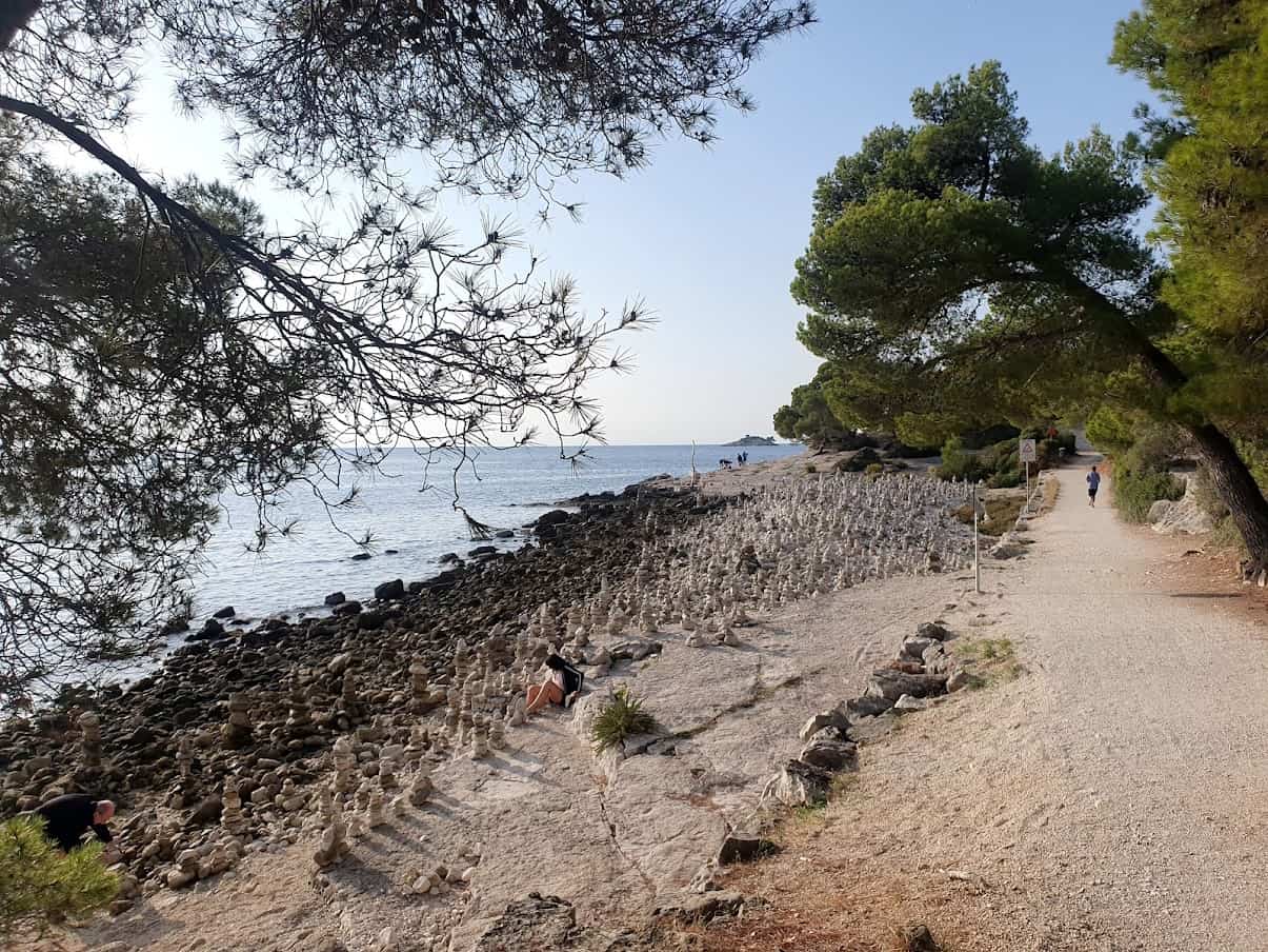 Obala bez vandala: Kule od kamenja koje stoje tu godinama