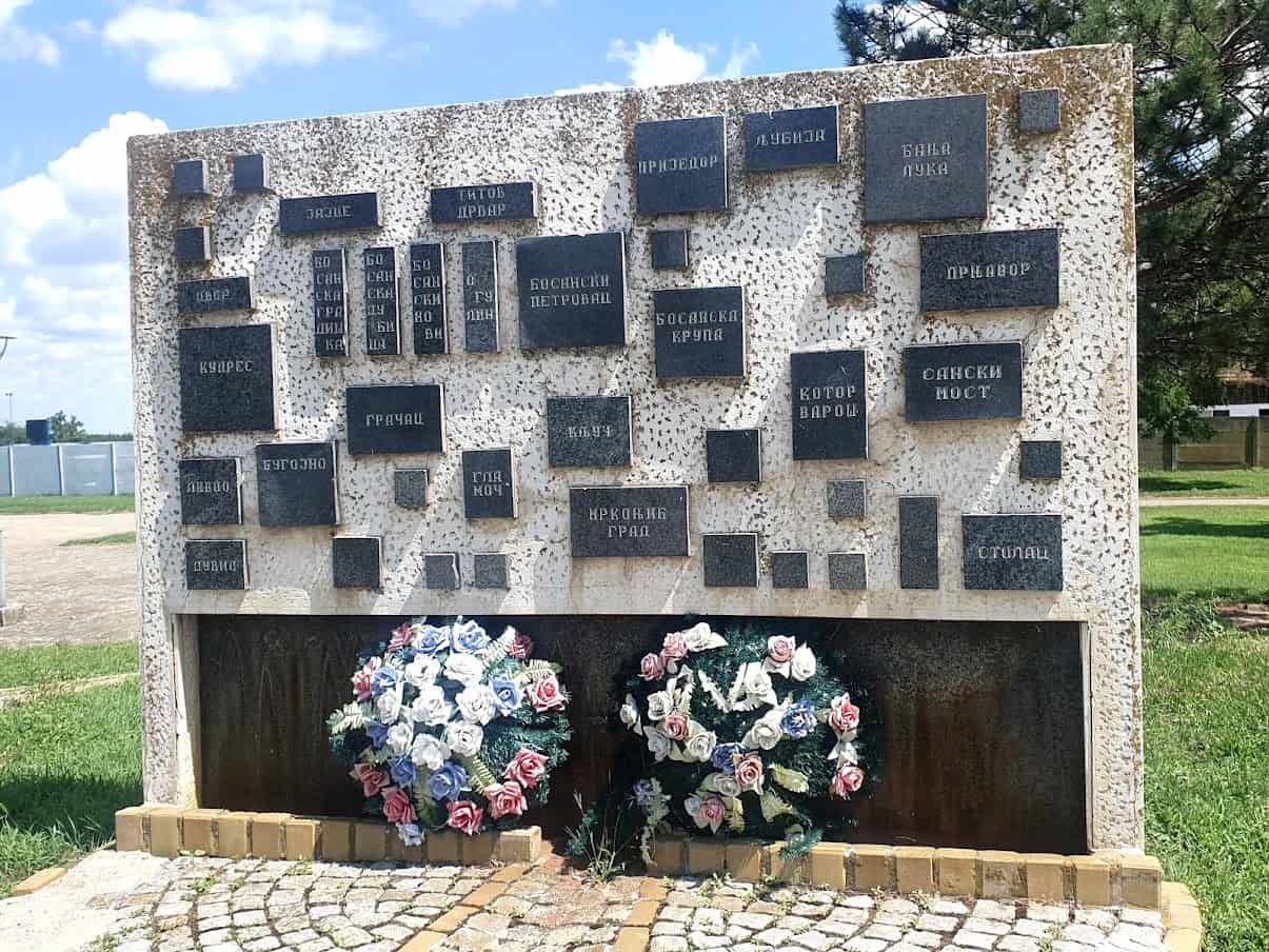 PODSETNIK: Spomenik u Novim Kozarcima sa nazivima mesta iz kojih su kolonisti došli