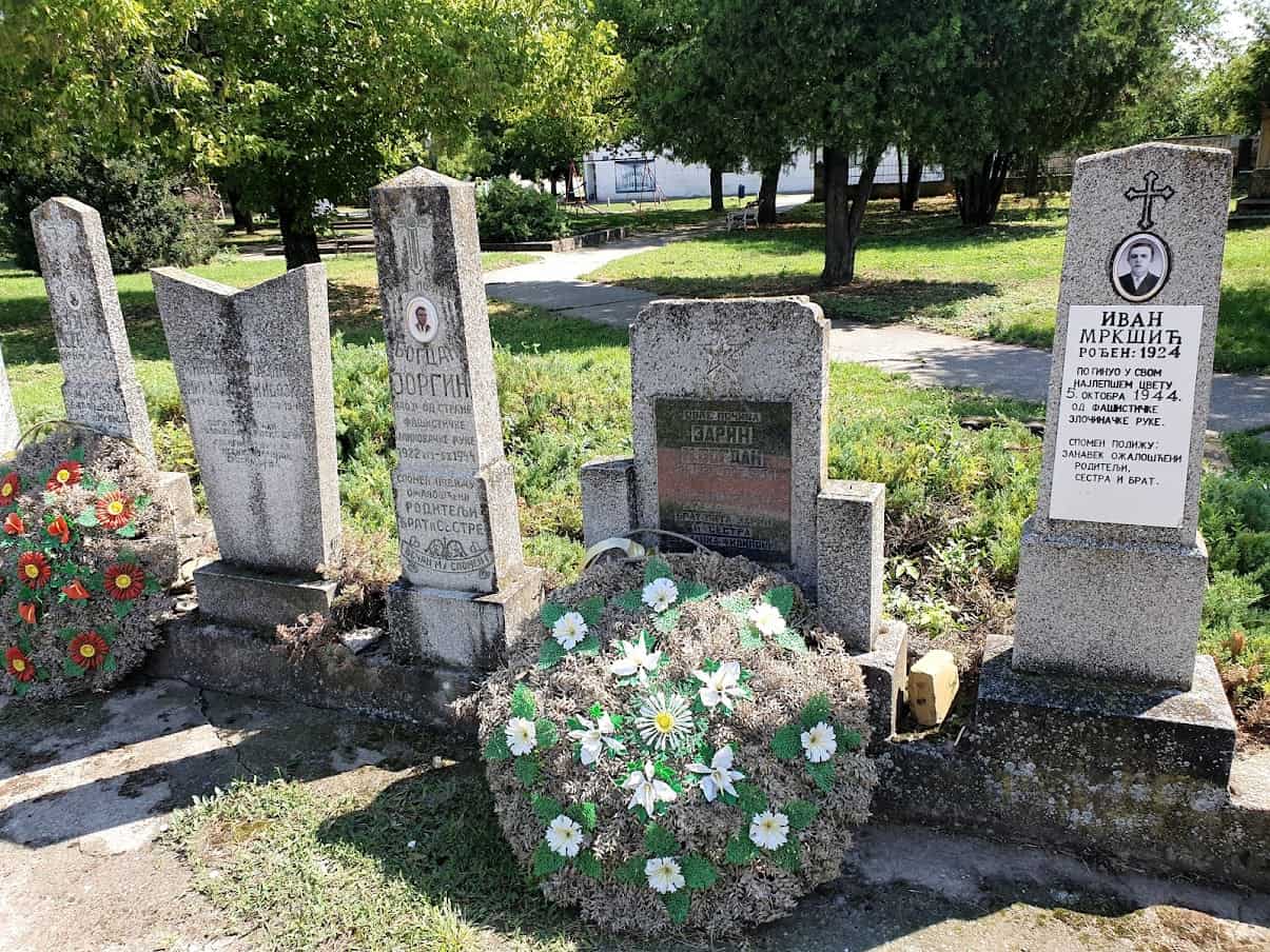 POGINULI NA DAN OSLOBOĐENJA MESTA: Spomenici u centru Srpske Crnje
