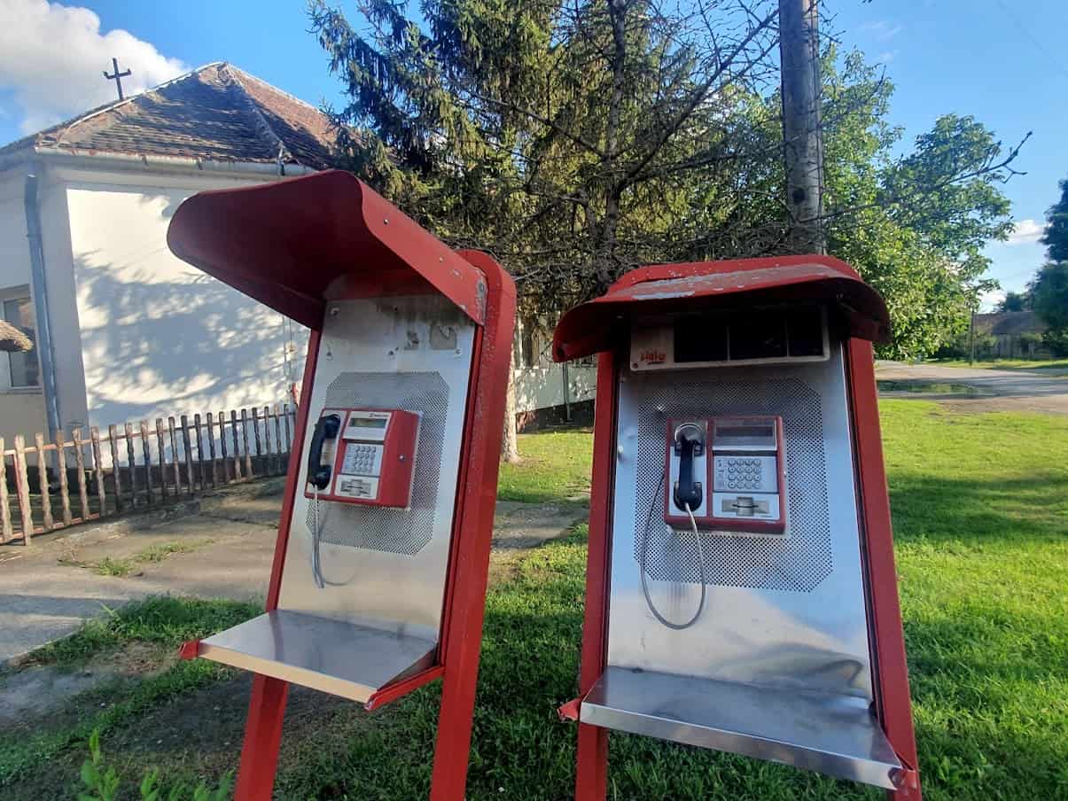 "HALO, VOJVODA STEPA": Telefonske govornice u centru sela ne rade godinama