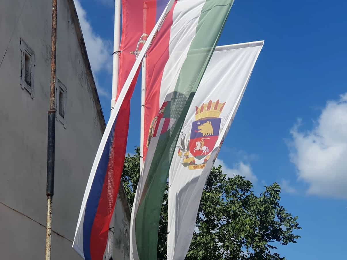 MULTIKULTURALNOST: Zastave Srbija, Mađarske i Ruskog Sela
