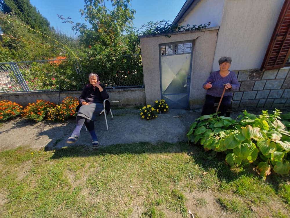 ČUVARI SELA: Ove dve bake jedini su stanari ulice pored pravoslavne crkve u Neštinu