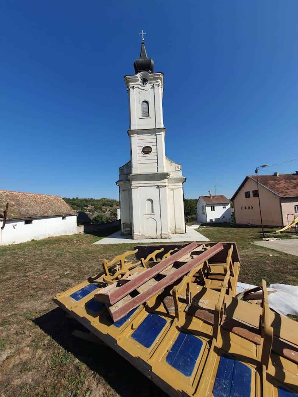 KLUPE NA LIVADI: Pravoslavna crkva u Viziću