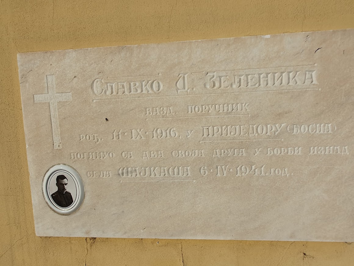 POGINUO IZNAD ŠAJKAŠA: Tabla na zidu pravoslavne crkve u Šajkašu u spomen pilotu Slavku Zeleniki